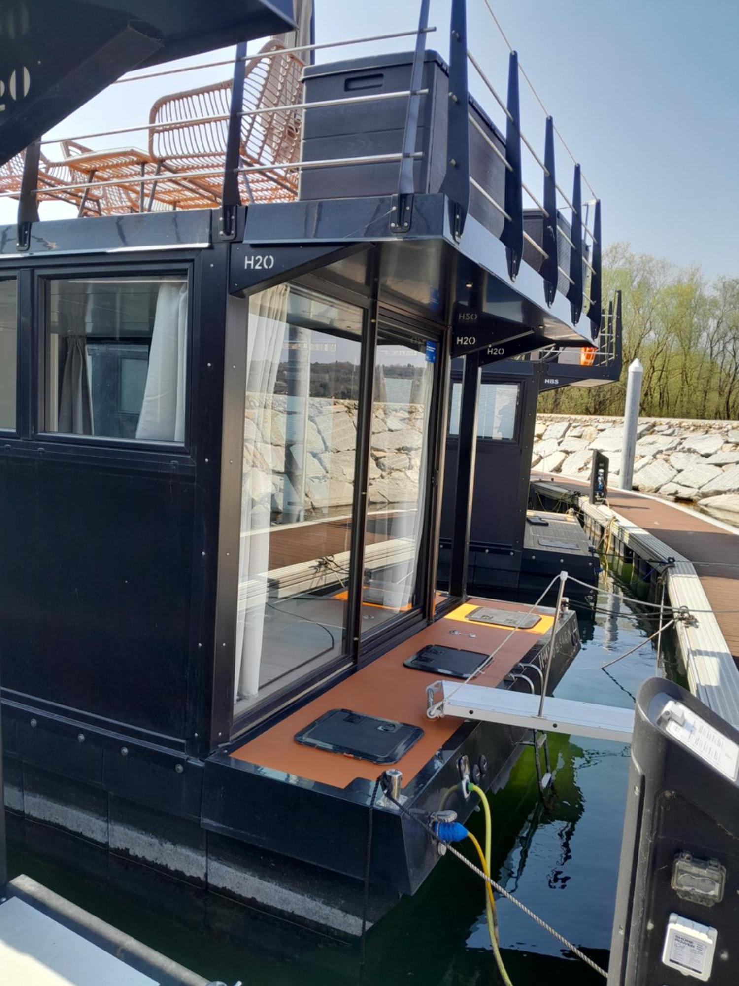 Floating Experience Black Pearl, Lago Maggiore Dormelletto Exterior photo